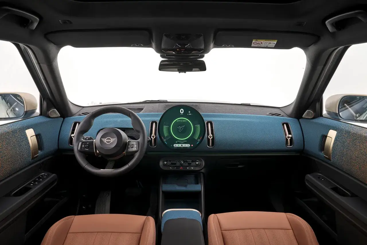 Interi&ouml;rvy av en Mini Cooper Countryman. Testk&ouml;rning med fokus p&aring; den digitala instrumentpanelen och bekv&auml;ma s&auml;ten.