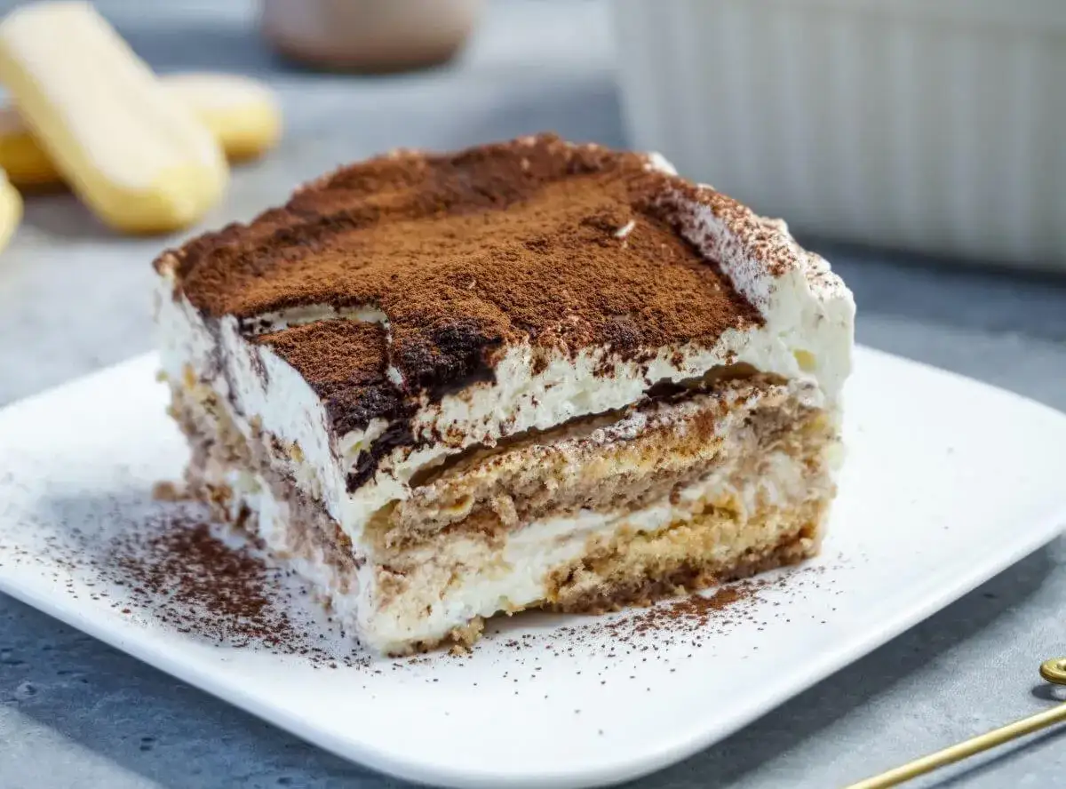 Ein St&uuml;ck cremiges Tiramisu, best&auml;ubt mit Kakao. Perfekt f&uuml;r ein Tiramisu Rezept ohne Alkohol.