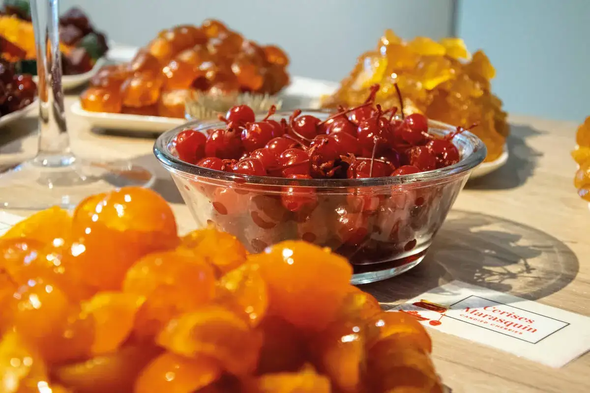 Délicieuses spécialités du Luberon : cerises confites brillantes et fruits confits orangés, un régal pour les yeux et les papilles.