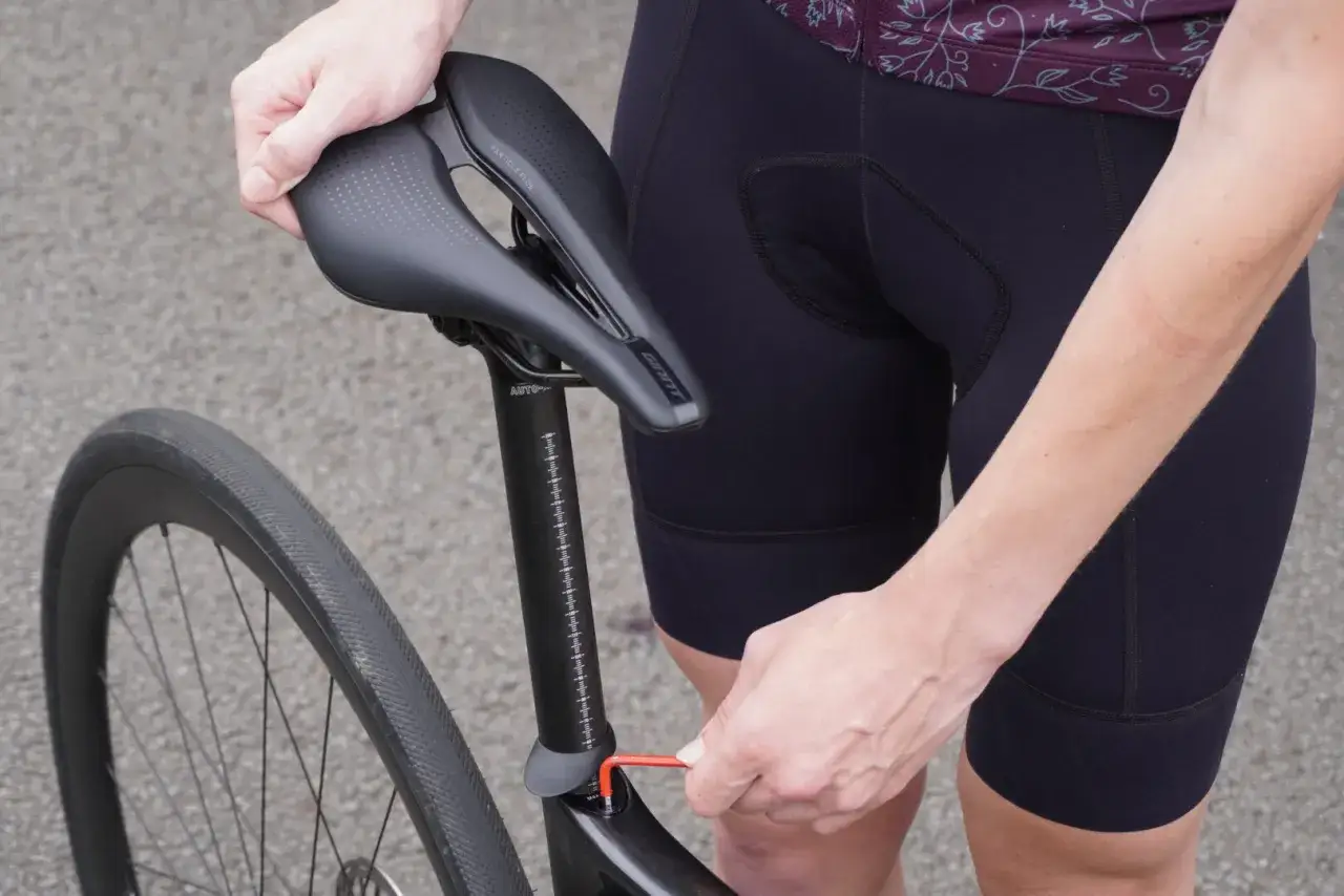 Ajustement de la selle de vélo pour éviter la douleur urinaire après une sortie.