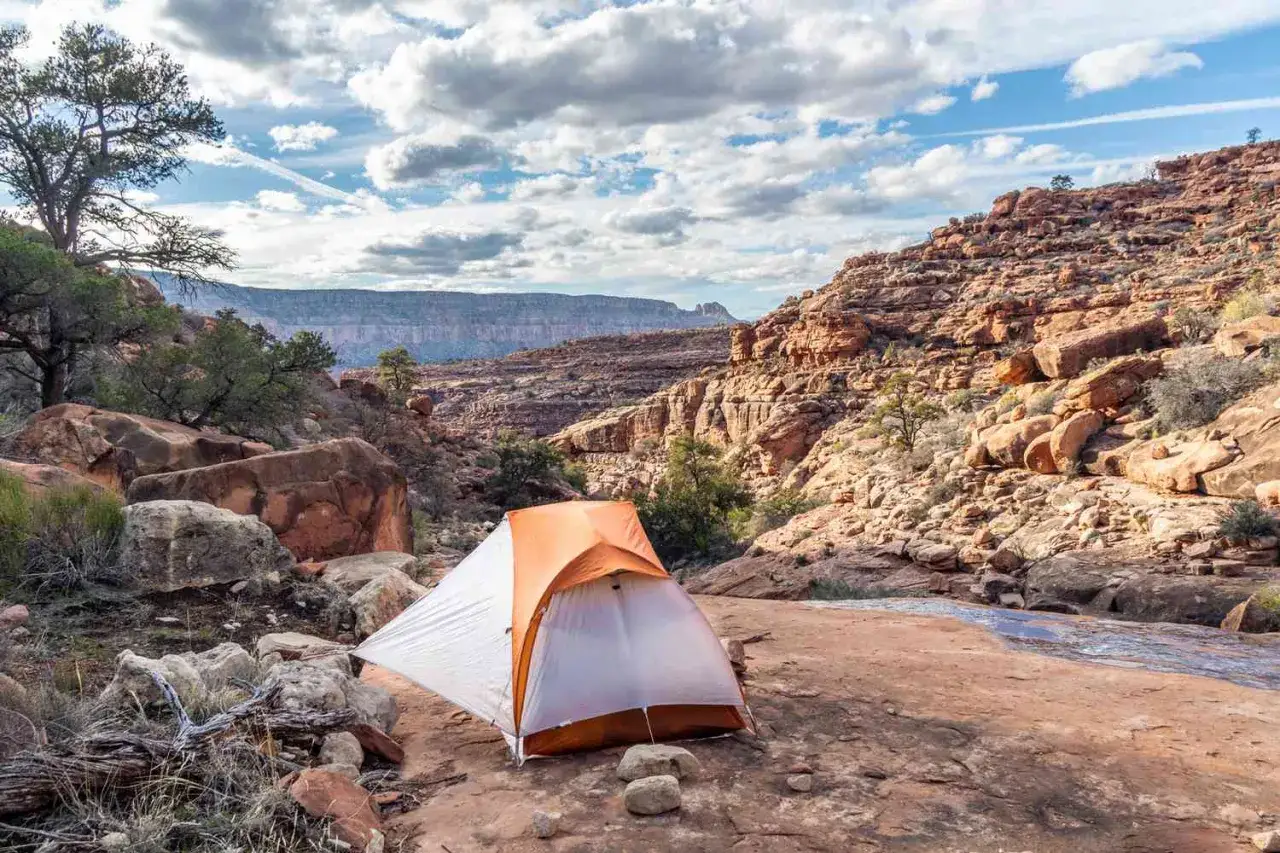 Zelt im Grand Canyon, ein toller Ort f&uuml;r Outdoor-Abenteuer. Hier sind einige **Grand Canyon Tipps**: Genie&szlig;en Sie die atemberaubende Landschaft und die Ruhe.