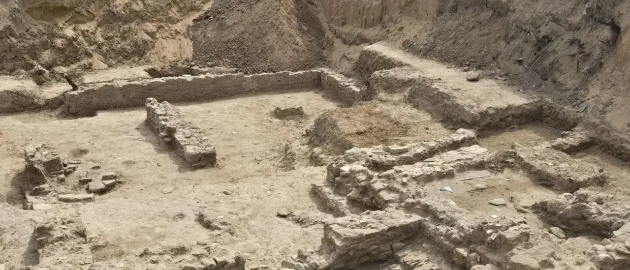Scavi archeologici rivelano antiche mura di pietra e terra. Un sito affascinante da esplorare, gela cosa vedere per gli appassionati di storia.