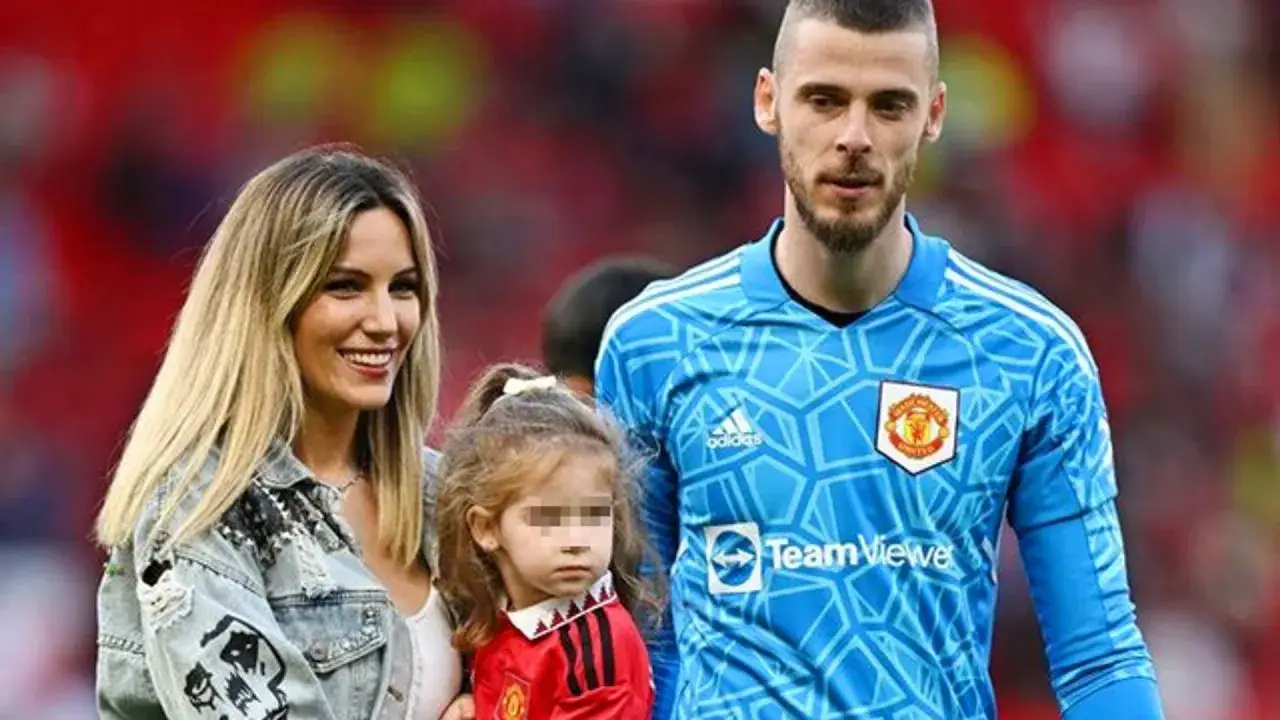 David de Gea, su pareja y su hija, con la peque&ntilde;a luciendo la camiseta del equipo.