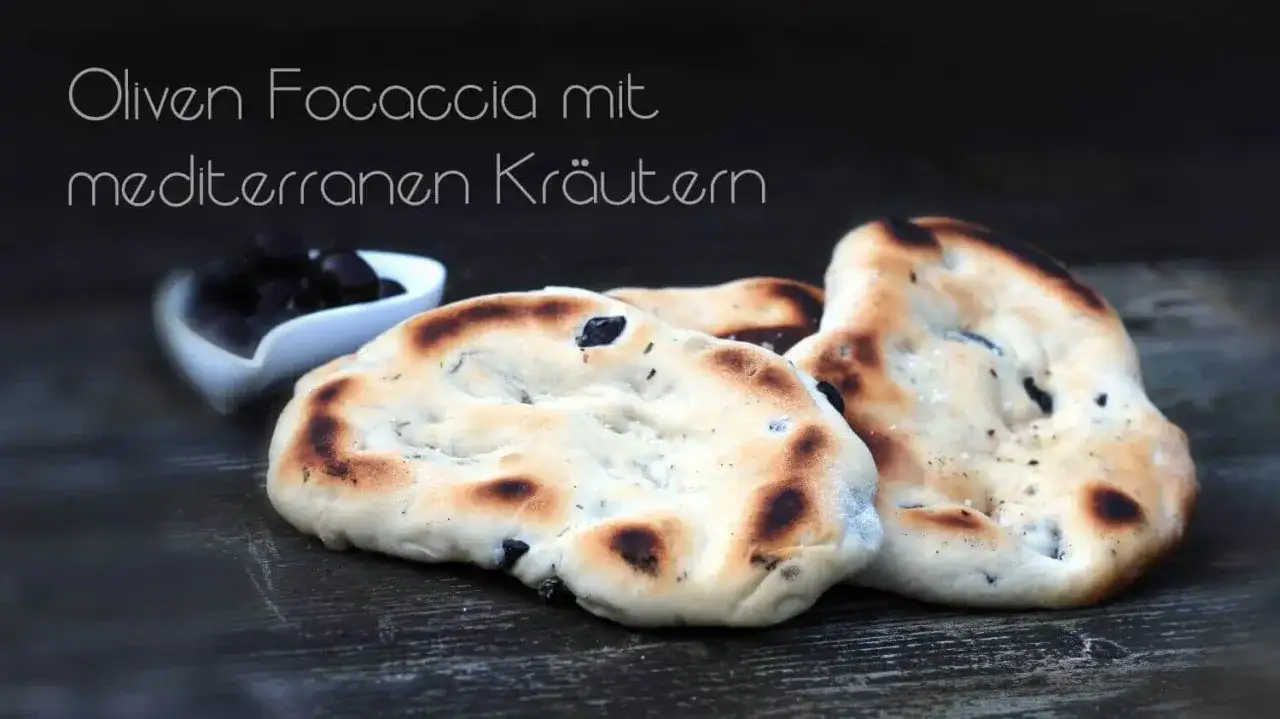 Original Focaccia Rezept: Oliven Focaccia mit mediterranen Kräutern, frisch gebacken und mit Oliven verfeinert.