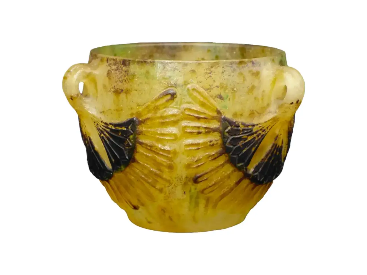 Vase en verre jaune et vert, orn&eacute; de motifs d'ailes stylis&eacute;es, &eacute;voquant l'art de Gabriel Argy Rousseau.