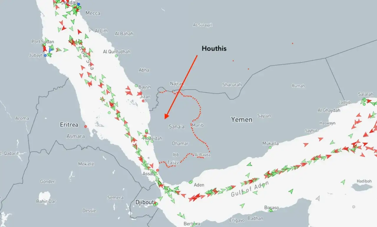 Mapa Morza Czerwonego i Zatoki Adeńskiej z zaznaczonym ruchem statków. Czerwone strzałki wskazują potencjalne zagrożenie ze strony Houthi.
