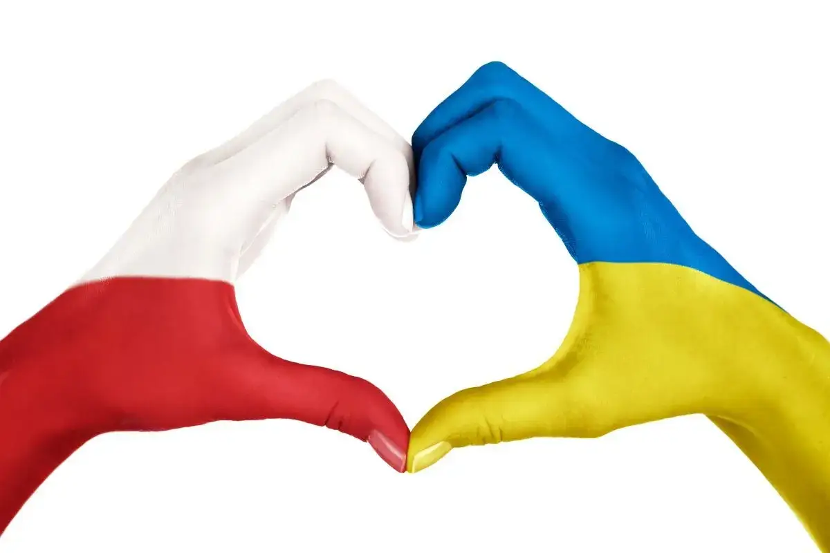 Dłonie w barwach Polski i Ukrainy tworzą serce. Symbol solidarności i wsparcia, jak w przypadku specustawy Ukraina.