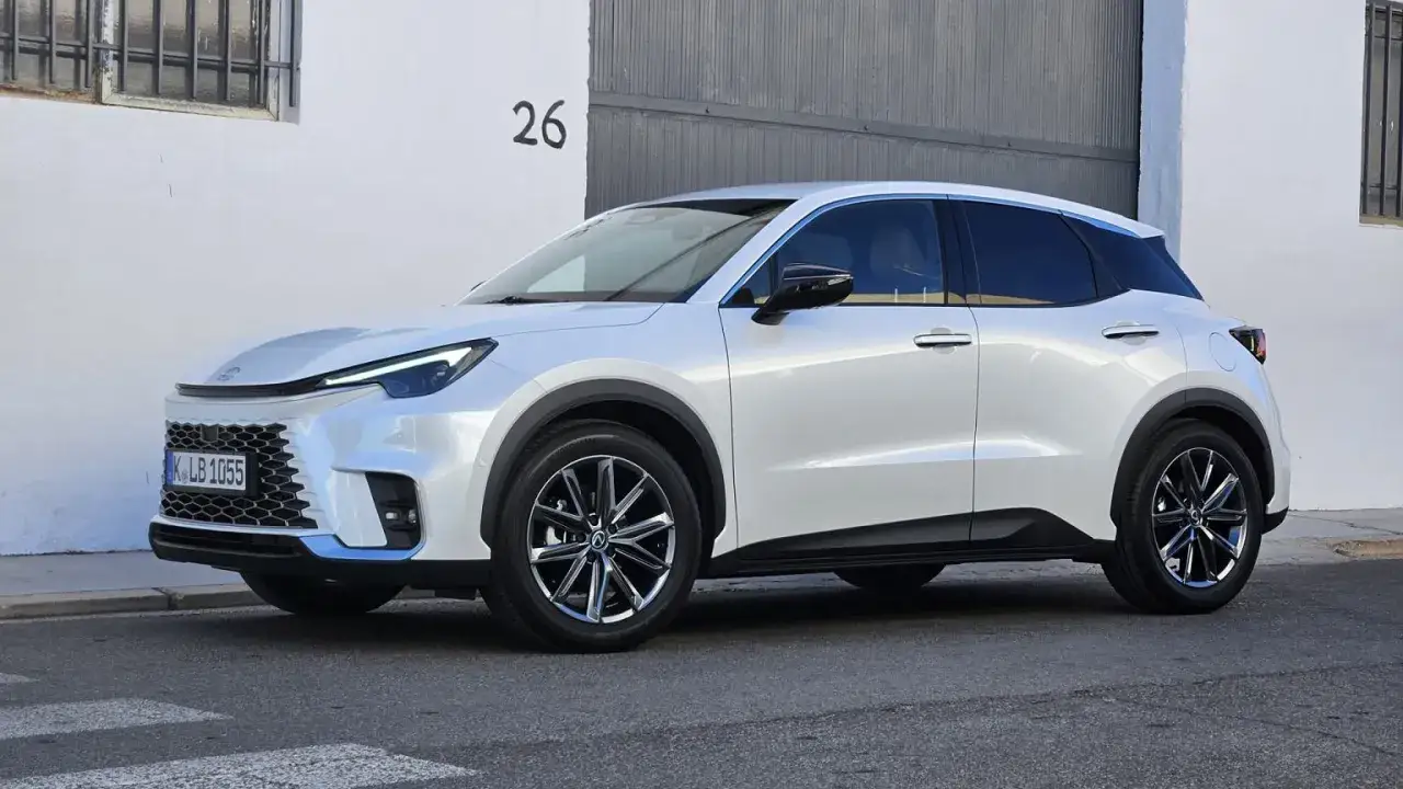 Biały Lexus LBX na ulicy. Sprawdź, jaka jest jego lexus lbx cena i wyposażenie.