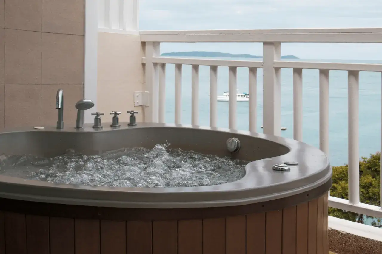 Marzenie o relaksie w bąbelkach na świeżym powietrzu? Tak, można mieć jacuzzi na balkonie, z widokiem na morze i ł&oacute;dź.