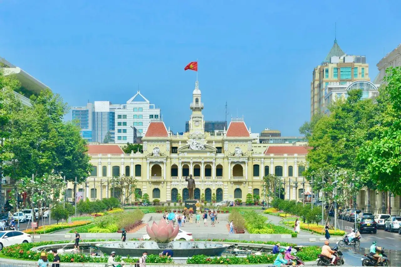 Dawna nazwa miasta Ho Chi Minh: Ratusz w Sajgonie, z placem i fontanną przed nim.