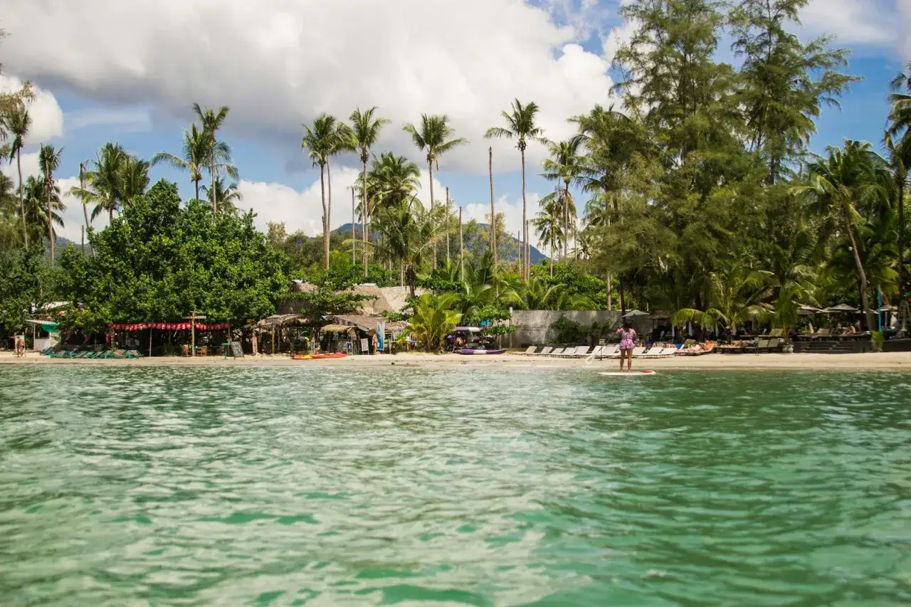 Egzotyczny krajobraz z palmami i turkusową wodą, np. plaża w Tajlandii lub na Zanzibarze