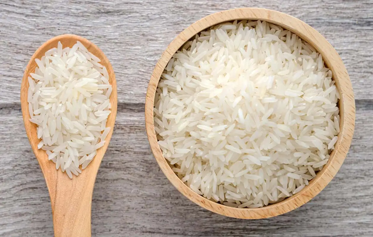 R&oacute;żne rodzaje ryżu w miseczkach: basmati, jaśminowy, brązowy