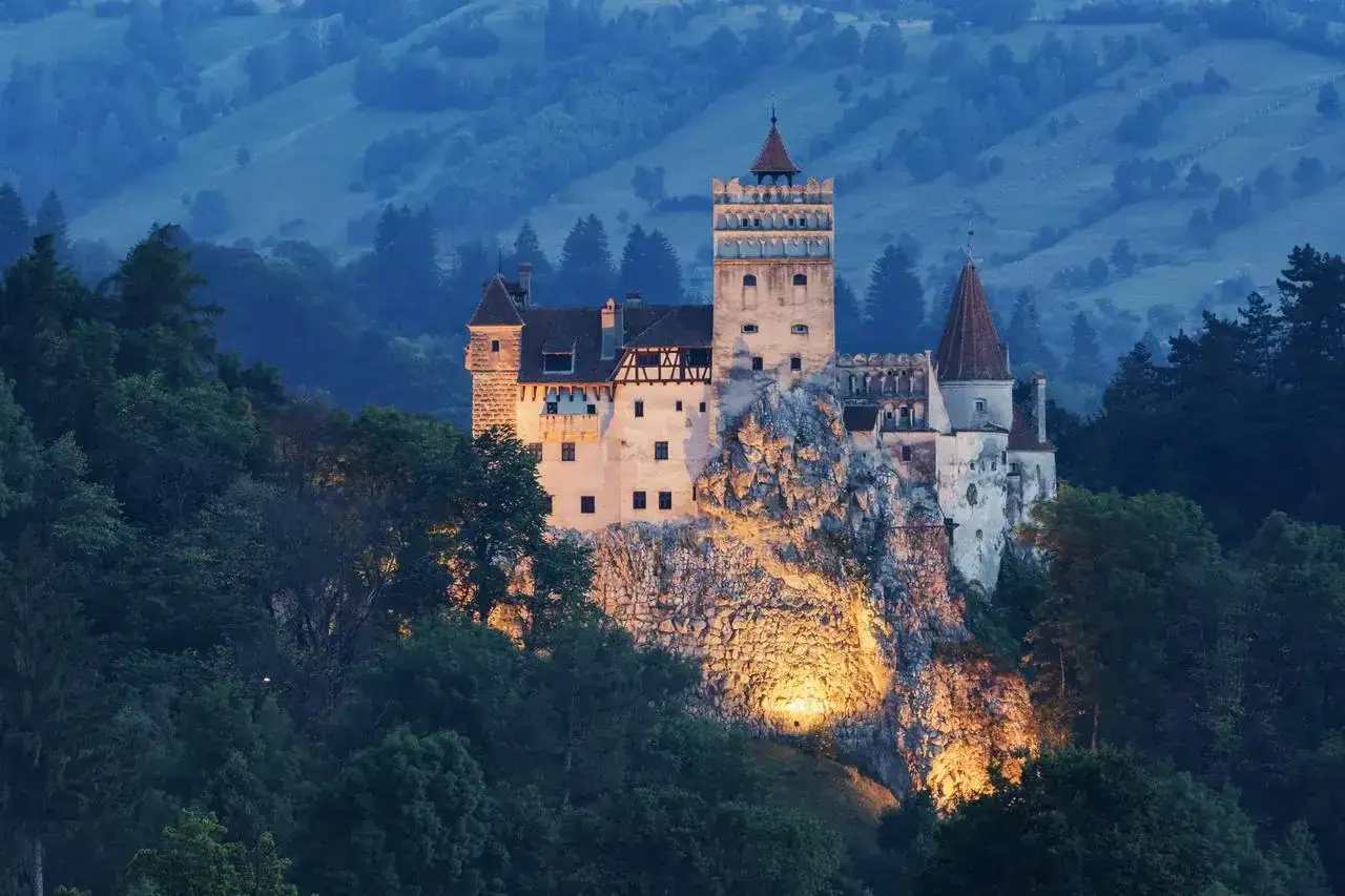 Zamek wampir&oacute;w, jedna z gł&oacute;wnych transylwania atrakcje, majestatycznie wznosi się na skale, otoczony mrocznym lasem.