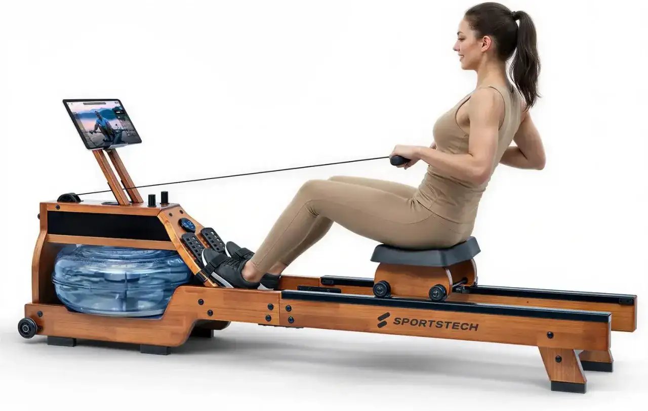 Frau trainiert auf Ruderger&auml;t, ideal f&uuml;r das Fitnessstudio bei Bandscheibenvorfall. Sanfte Bewegung f&uuml;r den R&uuml;cken.