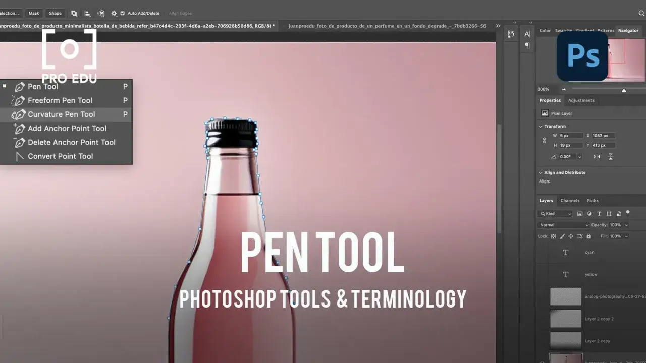 Dans Photoshop, le **photoshop outil plume** est utilisé pour détourer une bouteille. Le menu montre les options de l'outil plume.