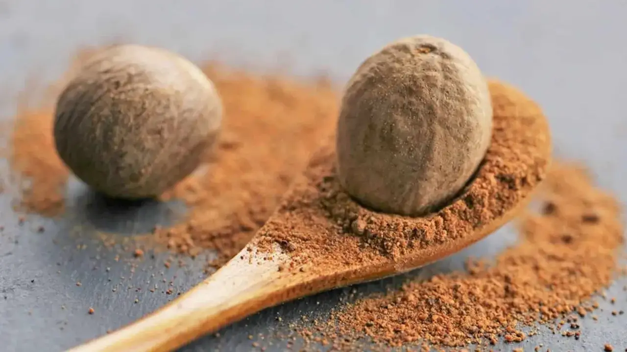 Muskatnuss auf einem Holzl&ouml;ffel, gemahlen und ganz. Vorsicht bei Muskatnuss in der Schwangerschaft.