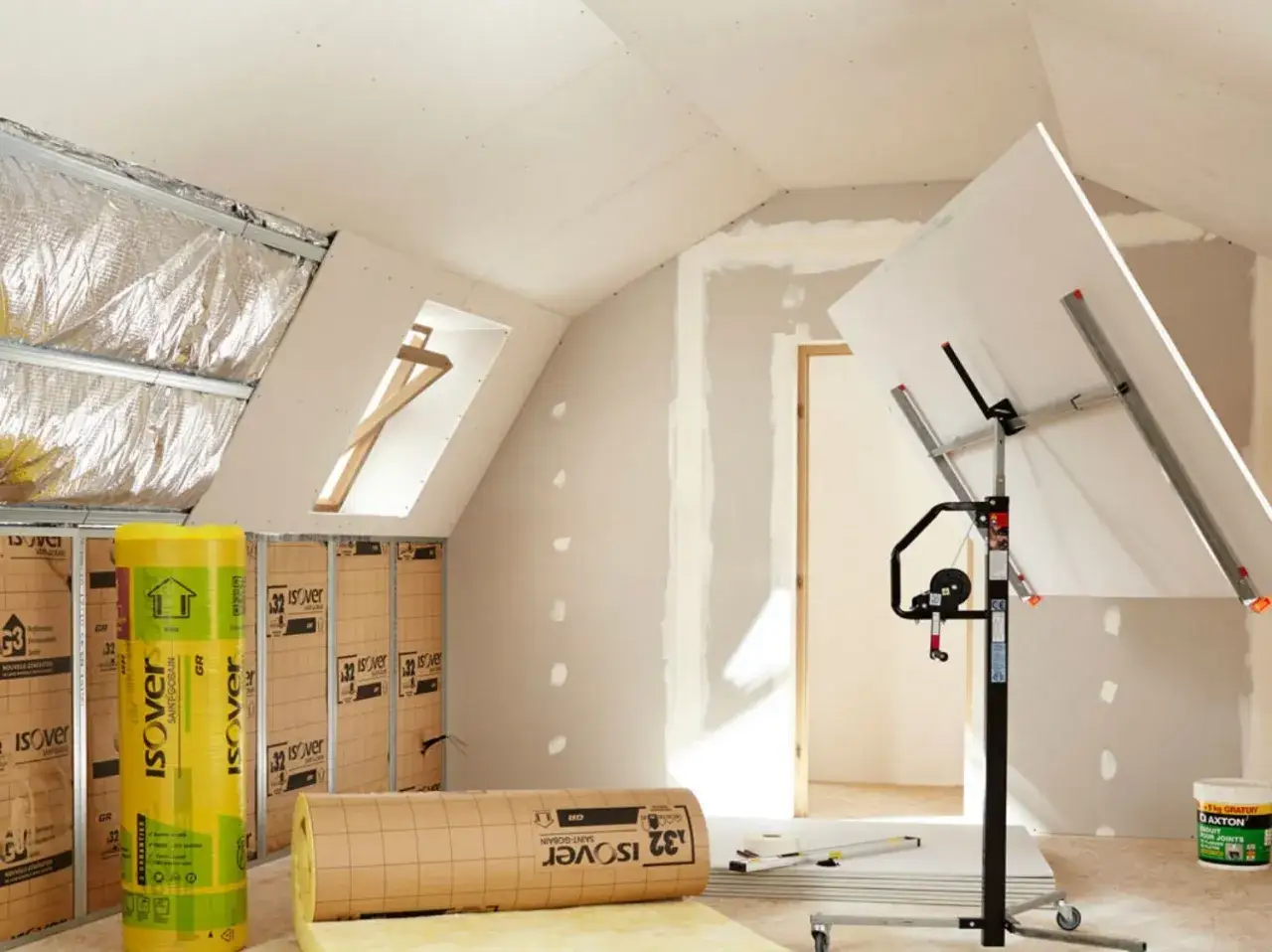 Chantier en cours : pose de **mat&eacute;riel placo** avec isolant et plaques de pl&acirc;tre pr&ecirc;tes &agrave; &ecirc;tre install&eacute;es.