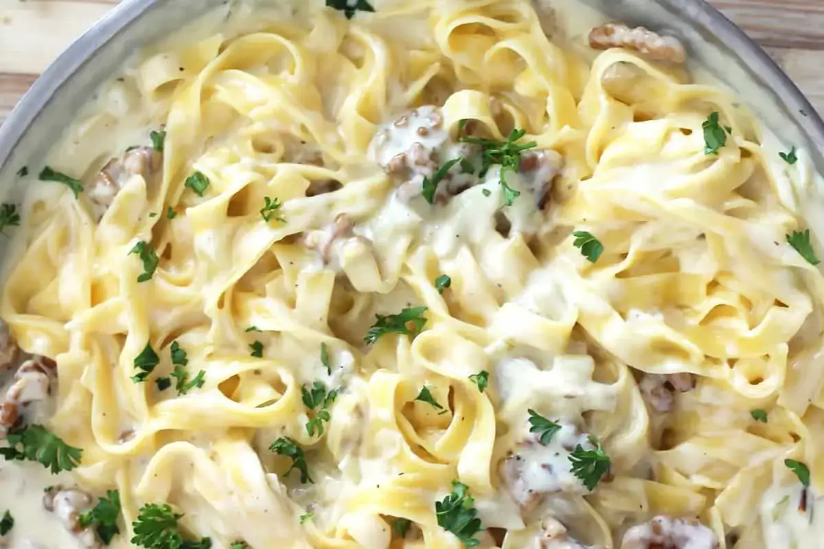 Cremige Tagliatelle mit Gorgonzolasauce und Waln&uuml;ssen, ein authentisches italienisches Rezept.