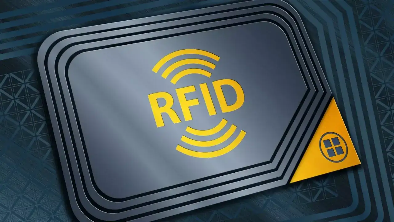 Elektroniczny chip z napisem RFID i symbolami fal. To symbol nowoczesnych zastosowań RFID w logistyce i identyfikacji.