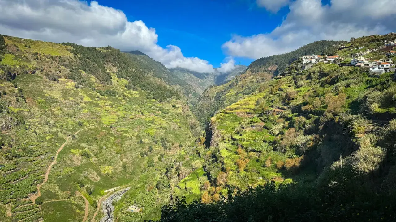 Grüne Terrassenfelder und ein Dorf auf der portugiesischen Insel Madeira.