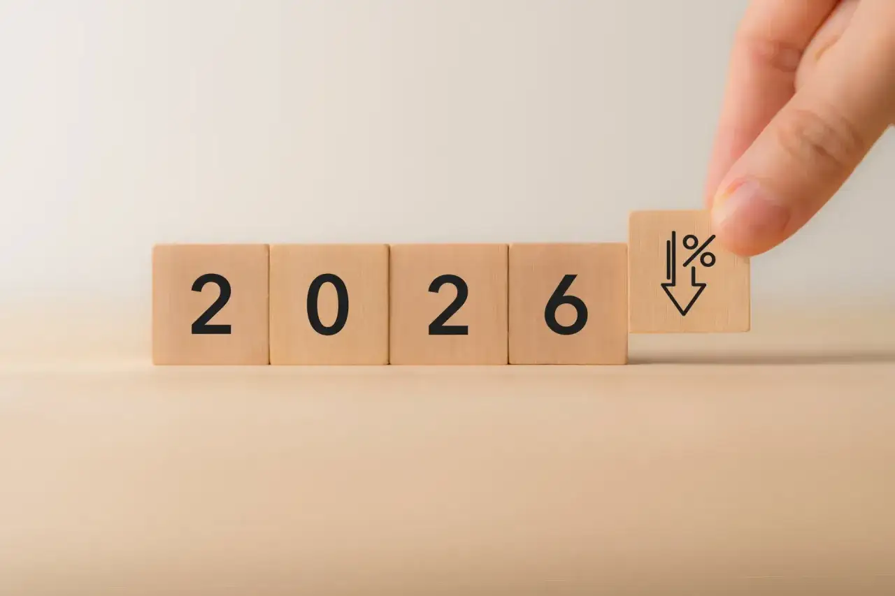 Klocki z napisem 2026 i symbol spadku procentowego. Czy to oznacza, że w 2026 roku ile wynoszą alimenty z funduszu alimentacyjnego spadną?