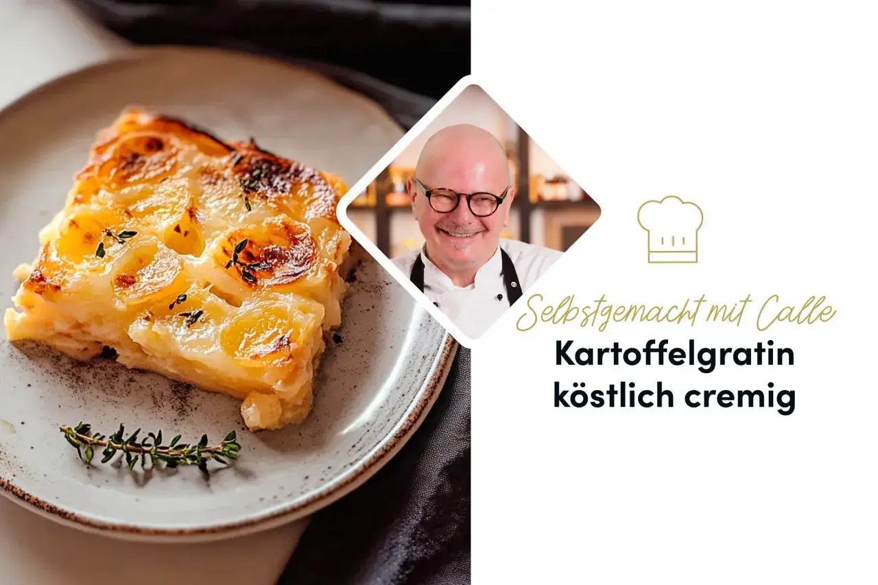 Ein St&uuml;ck cremiges Kartoffelgratin, wie im Gratin Dauphinois Rezept von Calle zubereitet, garniert mit Thymian.