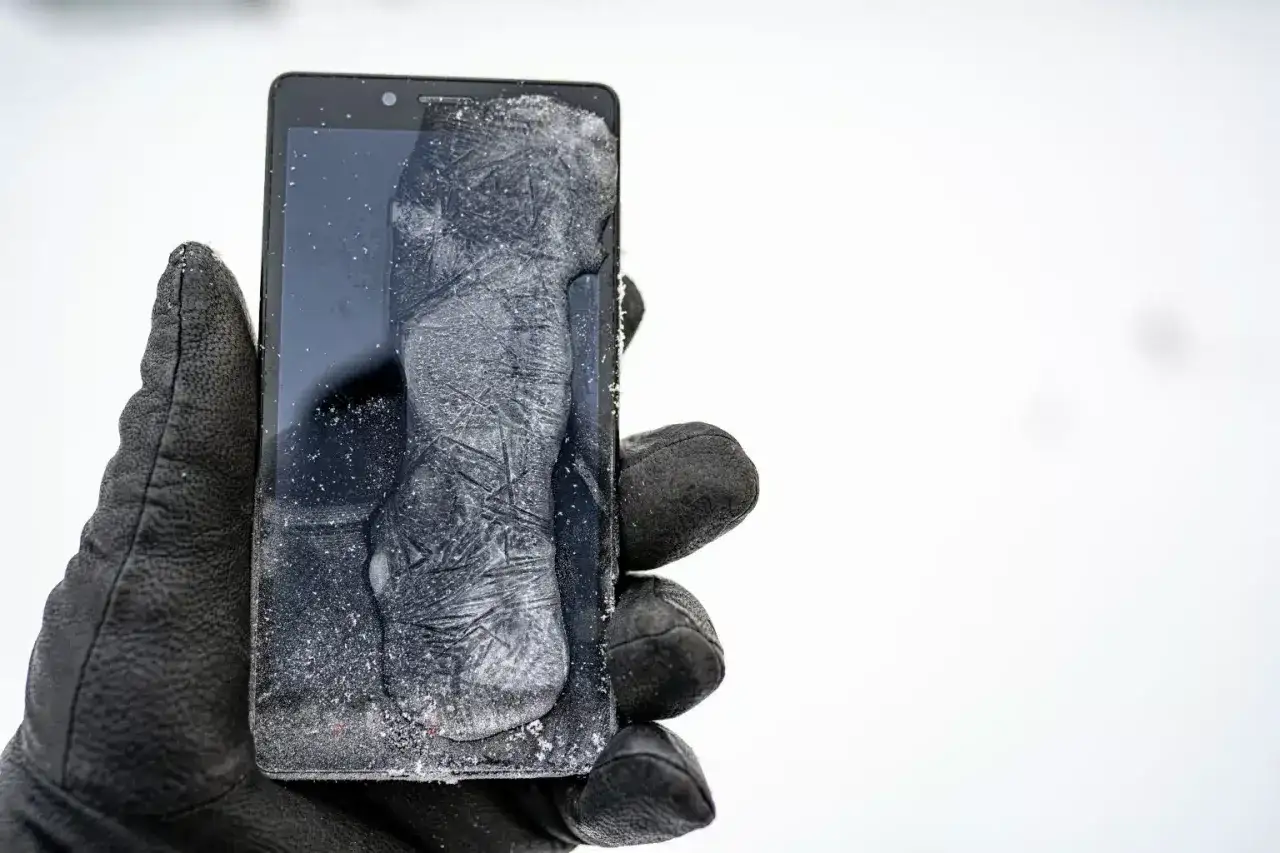 Zamarznięty telefon z lodem na ekranie. Jak zresetować telefon gdy nie działa dotyk?