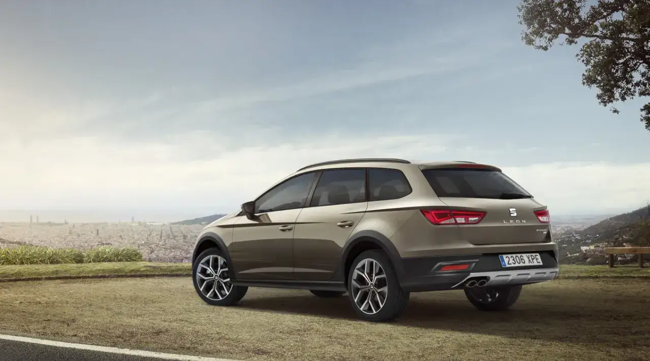 suv kombi na drodze miejskiej