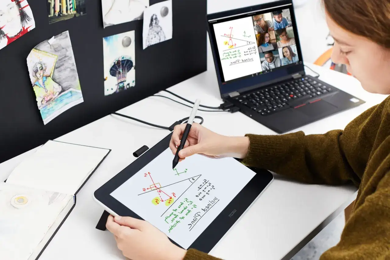 Uczeń pracujący z aplikacją edukacyjną na tablecie, nauczyciel wspiera