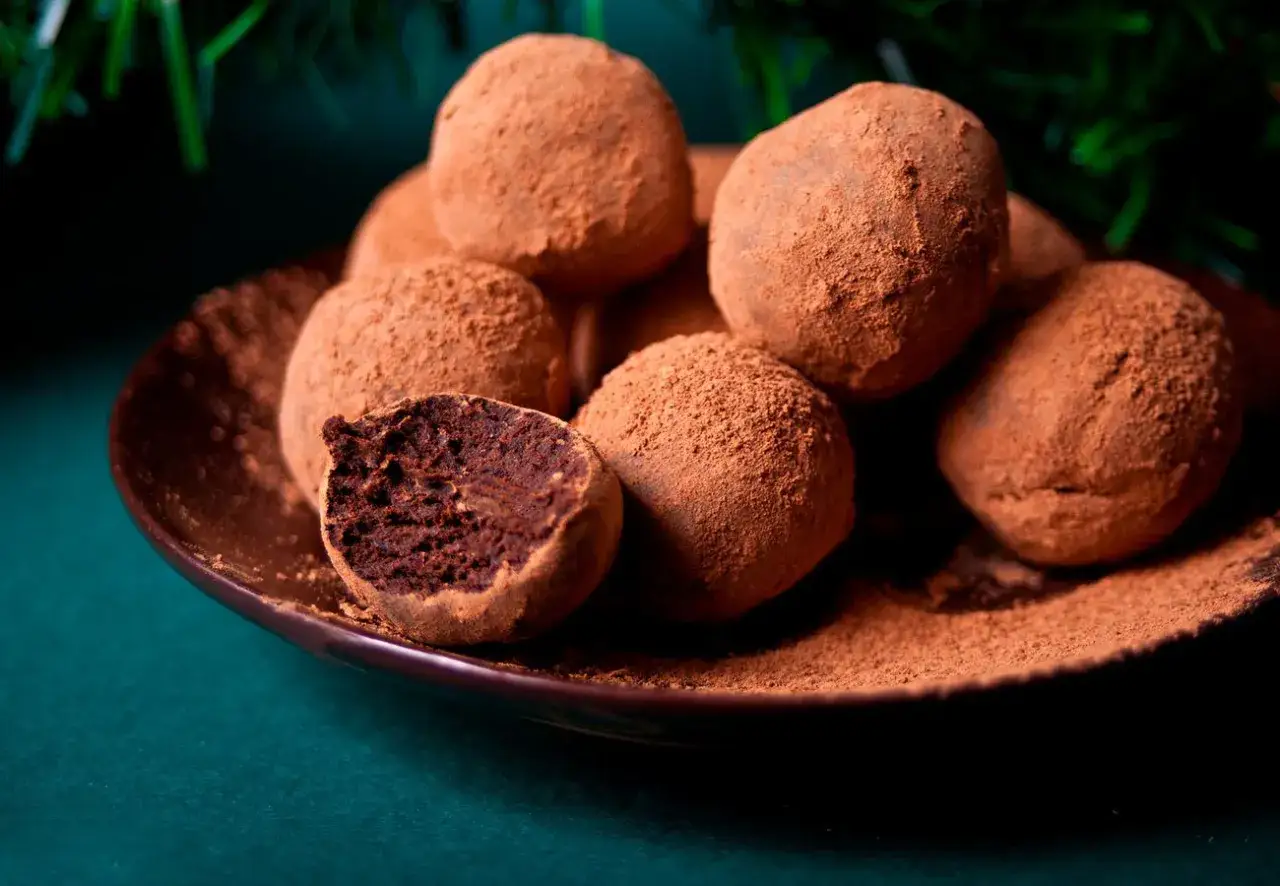 Trufas de chocolate cubiertas de cacao, una deliciosa muestra de como hacer trufas de chocolate caseras.