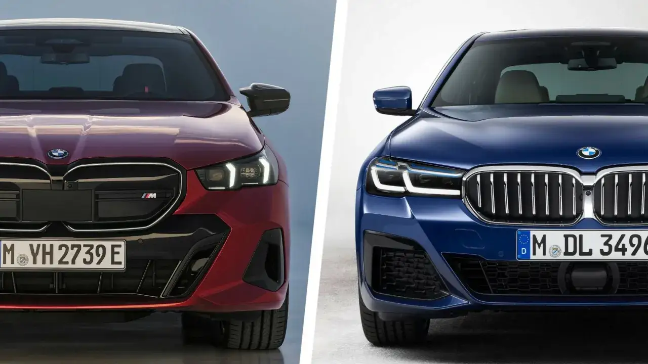 Dwa BMW: czerwone z grillem M i niebieskie, przypominające BMW 540d, prezentują swoje przednie części.