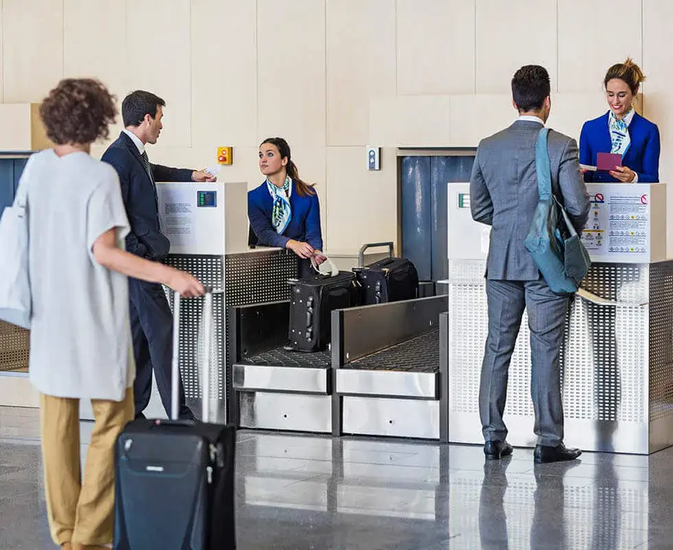 valise pes&eacute;e sur une balance &agrave; l'a&eacute;roport au comptoir d'enregistrement
