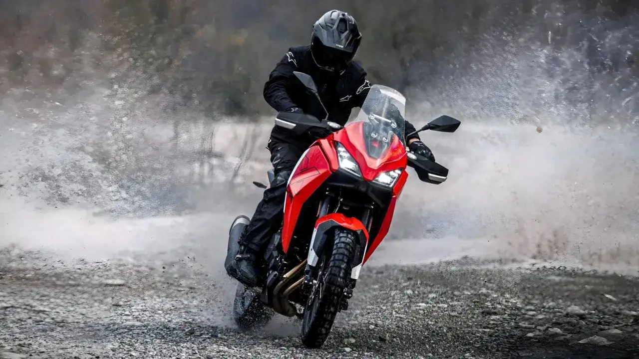 Motocykl typu adventure pokonuje wodną przeszkodę. Różne rodzaje motocykli oferują różne możliwości.
