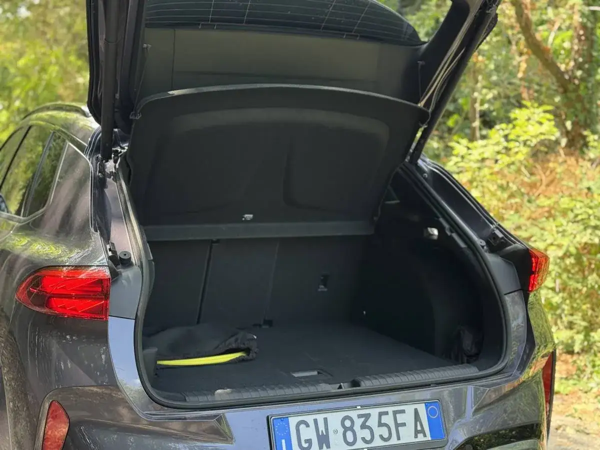 Bagagliaio aperto della Cupra Terramar, mostrando le sue dimensioni interne. Ideale per viaggi e avventure.