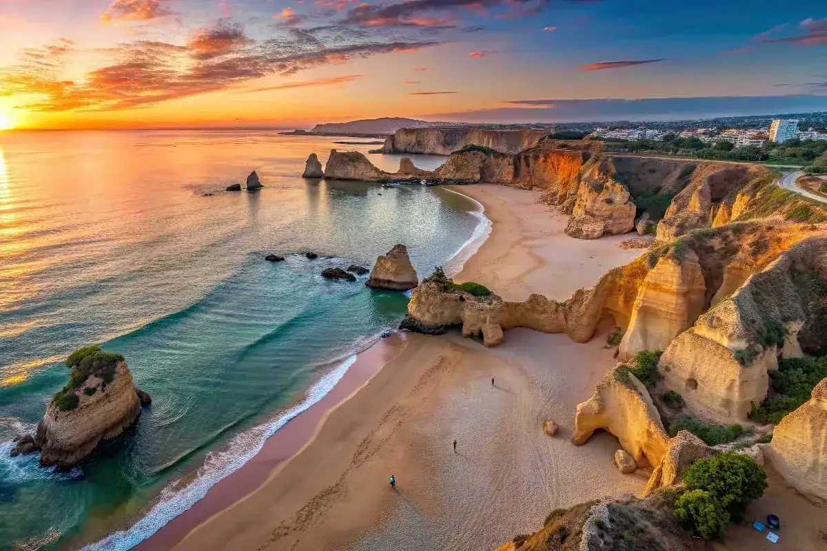 Zachód słońca nad klifami i plażą Praia da Marinha. Idealne miejsce na niezapomniane algarve wakacje.