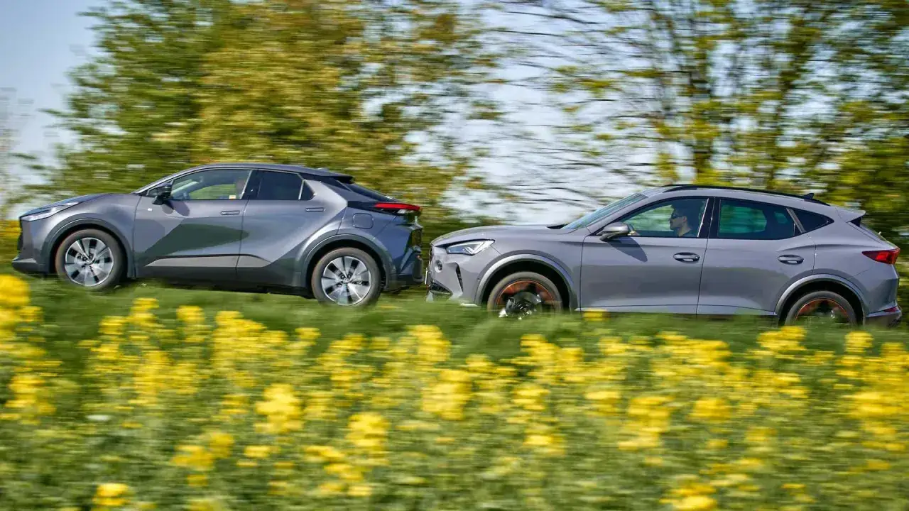 Dwa szare samochody, Toyota i Cupra, pędzą przez pole kwitnącego rzepaku.