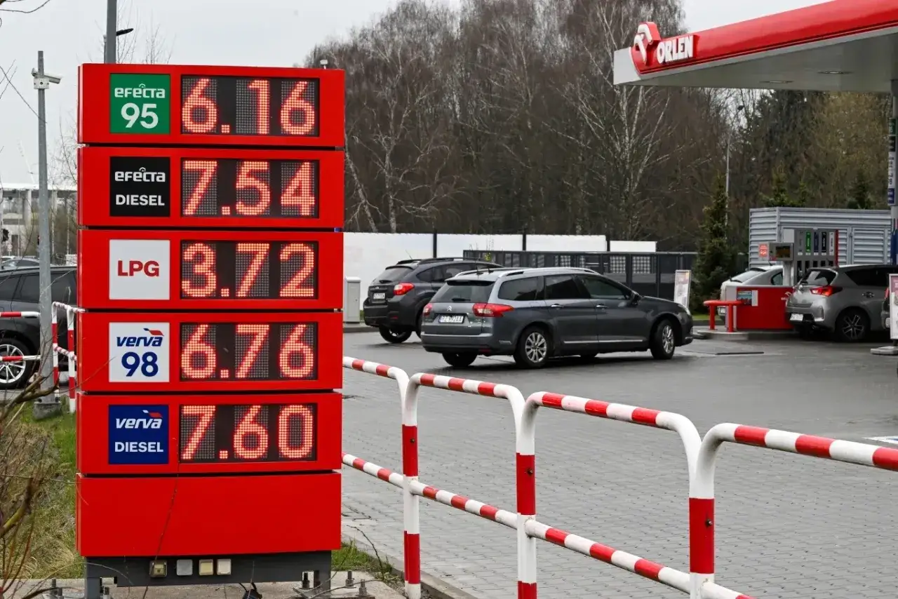 Cena paliwa 95 wynosi 6.16 zł. Na stacji Orlen widać też inne ceny: Diesel 7.54 zł, LPG 3.72 zł, Verve 98 6.76 zł, Verve Diesel 7.60 zł.