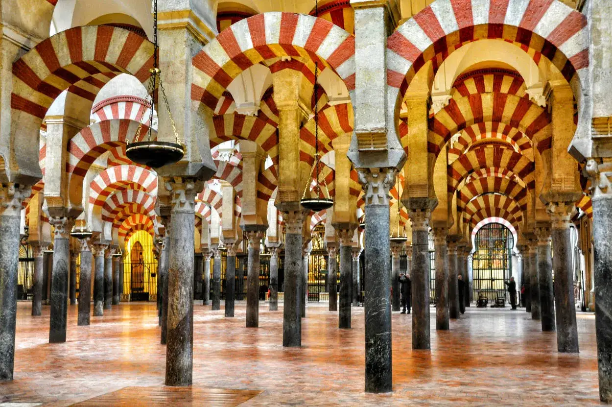Wielokondygnacyjne łuki w Mezquita w Kordobie. Niezwykłe miejsce, które trzeba zobaczyć w Kordobie.