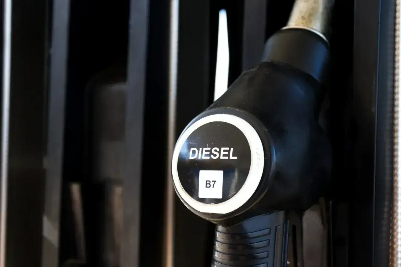 Dystrybutor paliwa z napisem DIESEL B7, gotowy do tankowania Peugeot 307 2.0 HDI.