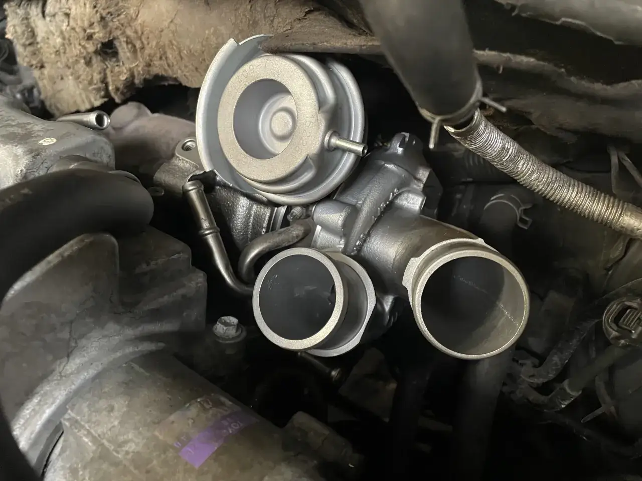 Nowy element turbosprężarki do p1251 Toyota, gotowy do montażu.