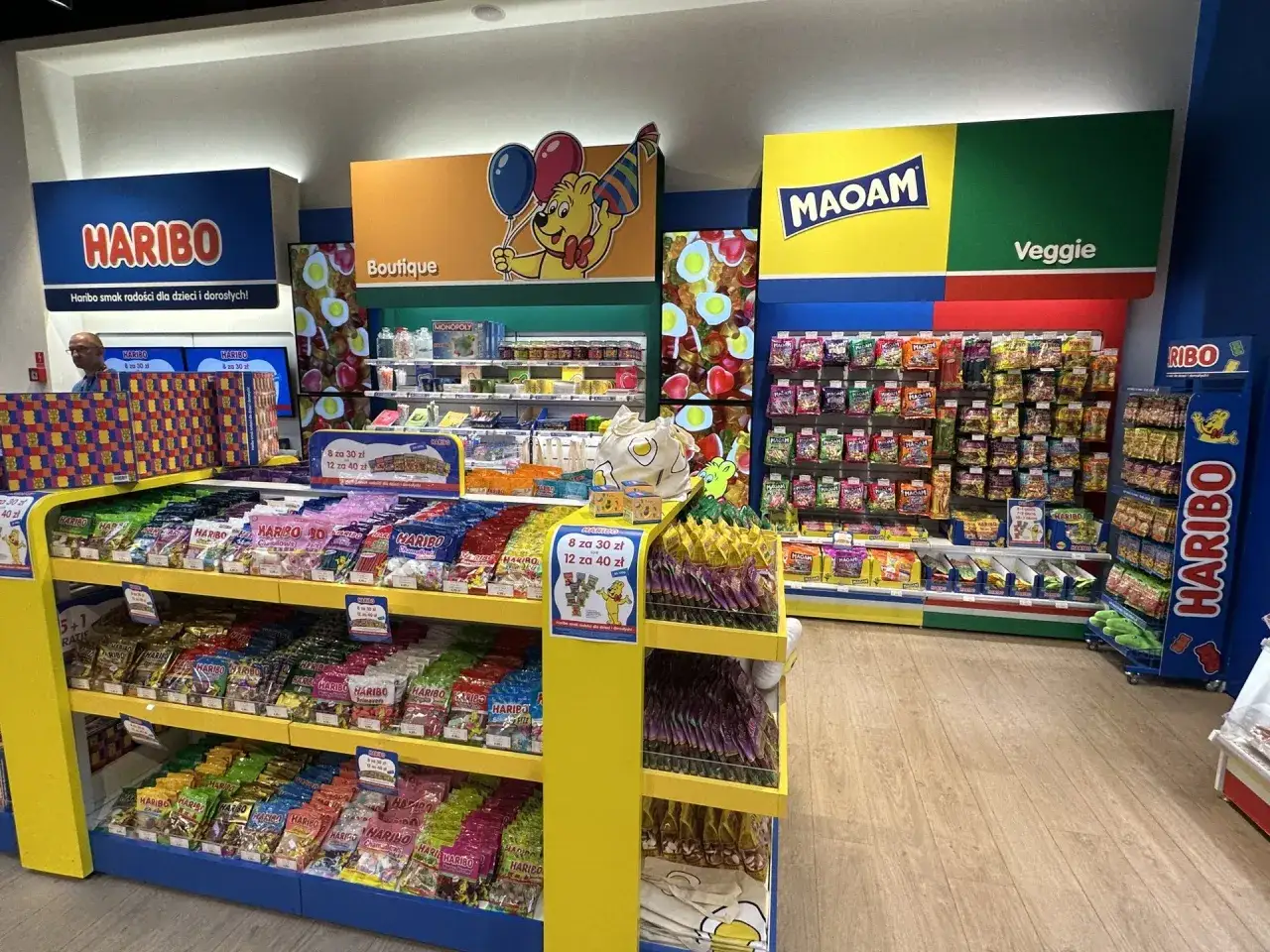 żelki Haribo w sklepie, p&oacute;łka ze słodyczami