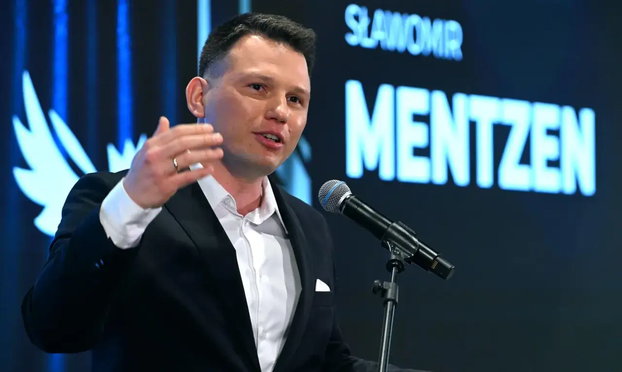 Sławomir Mentzen przemawia na tle swojego nazwiska. Czy Sławomir Mentzen wykorzystuje AI do pisania swoich postów w kampanii prezydenckiej?