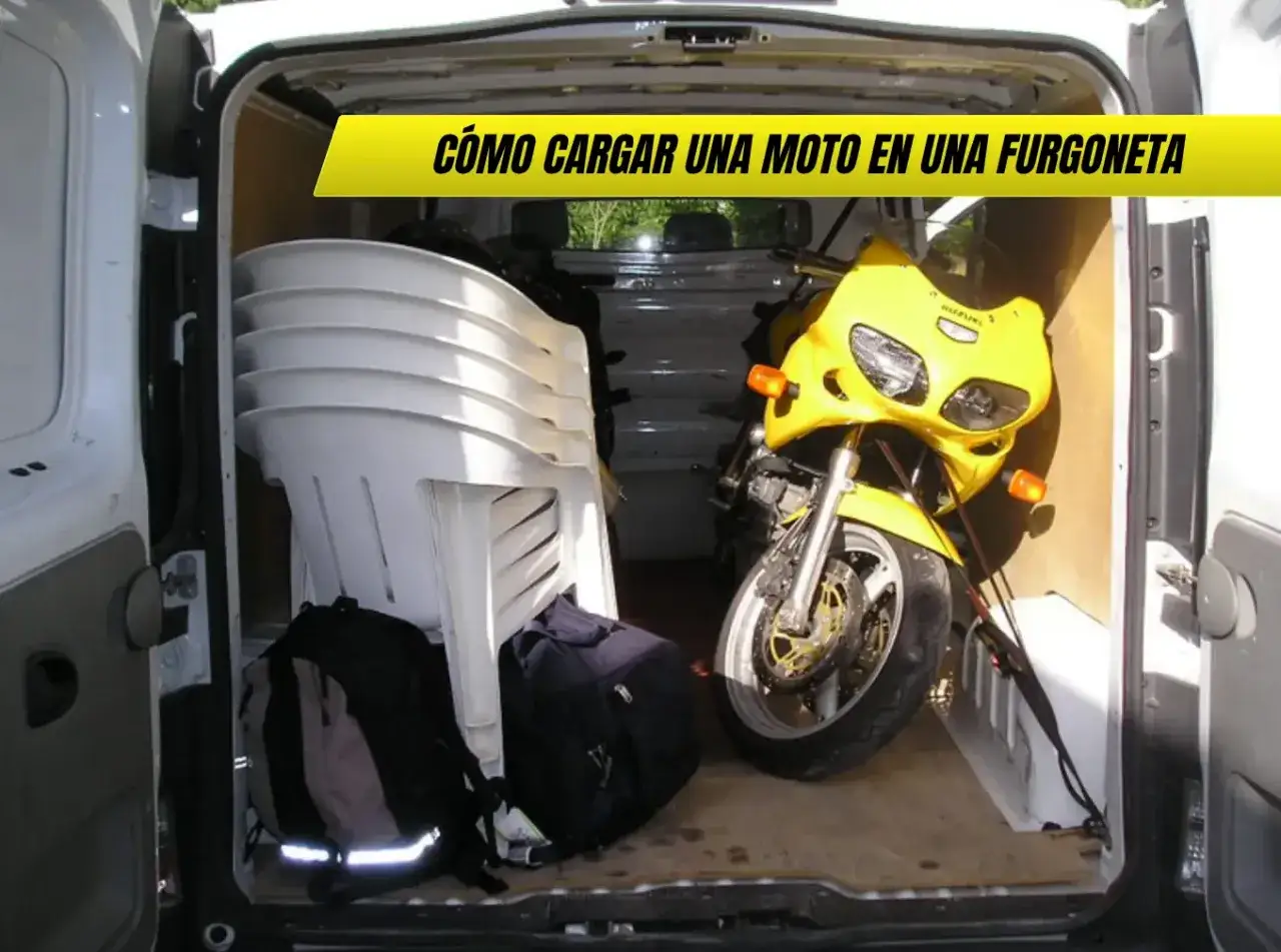 Carga de una moto amarilla en una furgoneta, junto a sillas apiladas y mochilas.