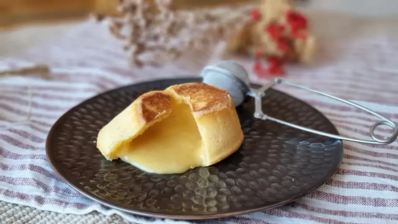 Delicioso bizcocho con relleno cremoso, perfecto para los postres de Nochevieja.