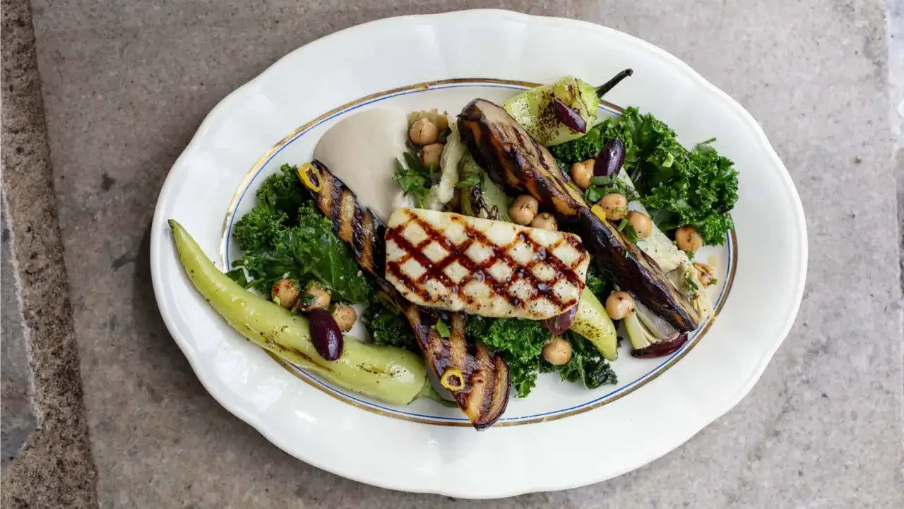 Grillad halloumi sallad med aubergine, kik&auml;rtor, gr&ouml;n chili och en kr&auml;mig tahinidressing. En f&auml;rgstark och smakrik r&auml;tt.