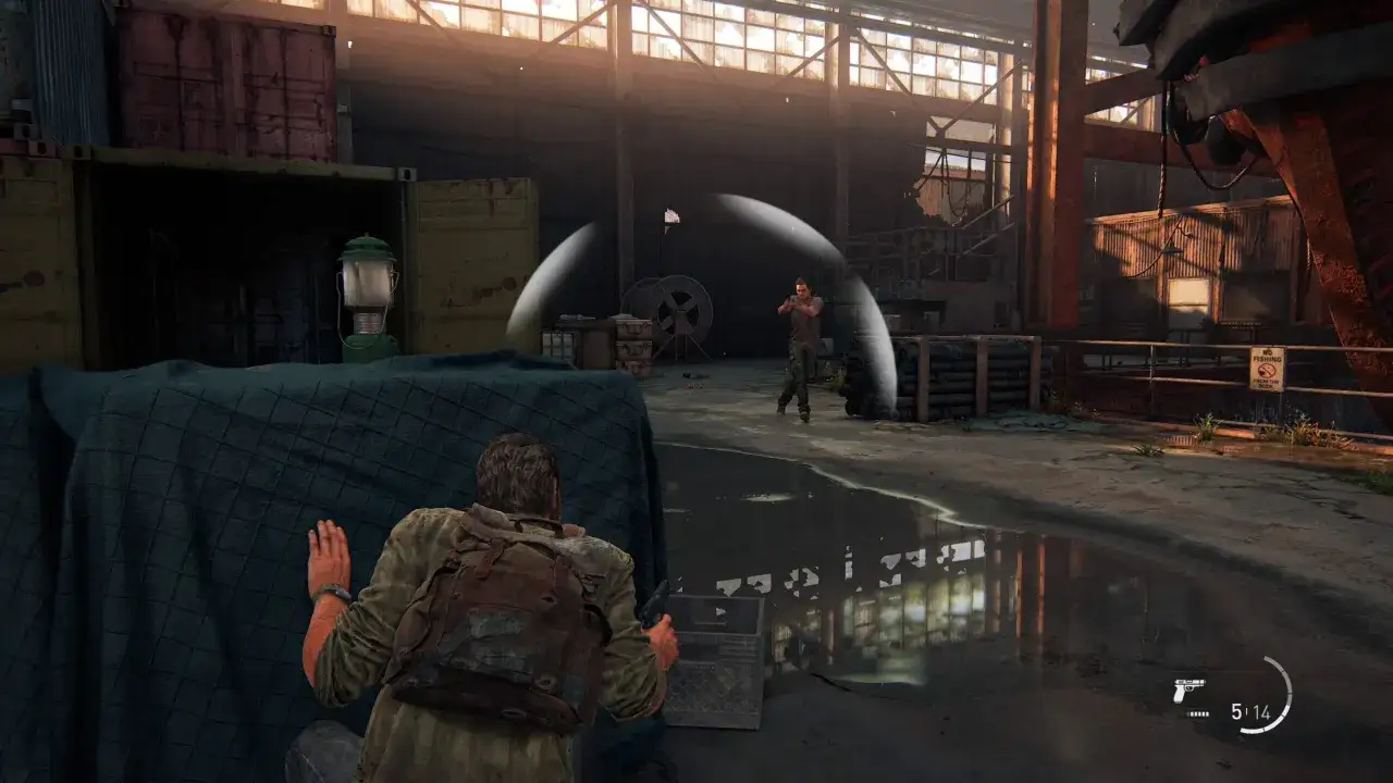 Joel se agacha tras una tela en un almacén, mientras otro hombre dispara. ¿Cuánto dura The Last of Us 1?