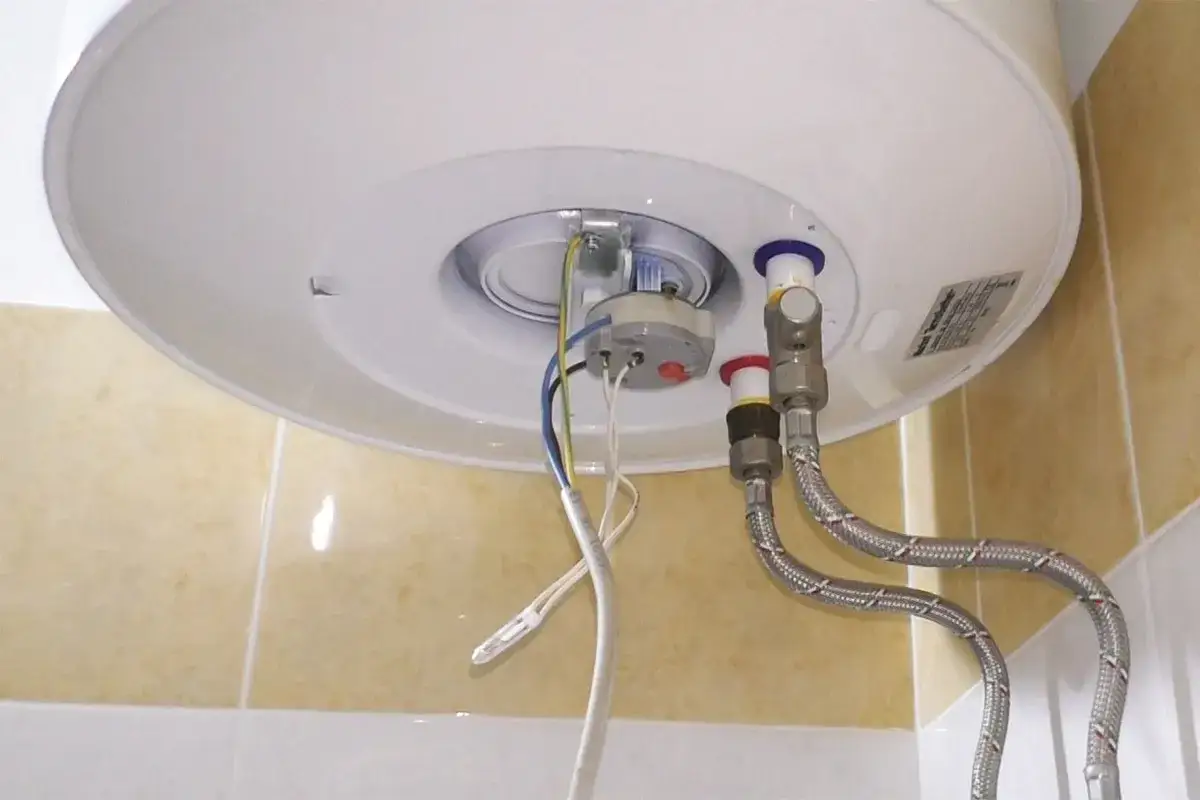 Dettaglio del termostato e dei collegamenti di uno scaldabagno, utile per capire se il termostato dello scaldabagno è rotto.