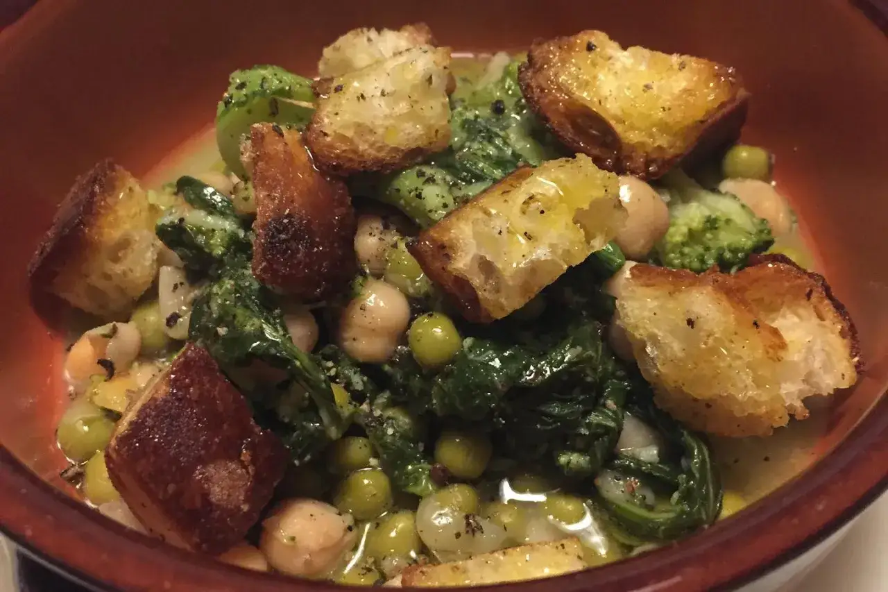 Marenna salentina: ceci, verdure e crostini dorati in una ciotola rustica. Un piatto che sa di casa e tradizione.