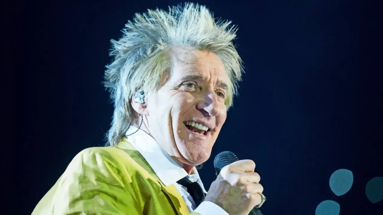 Rod Stewart rockt die B&uuml;hne in Berlin mit seinem ikonischen Look und einem breiten L&auml;cheln.