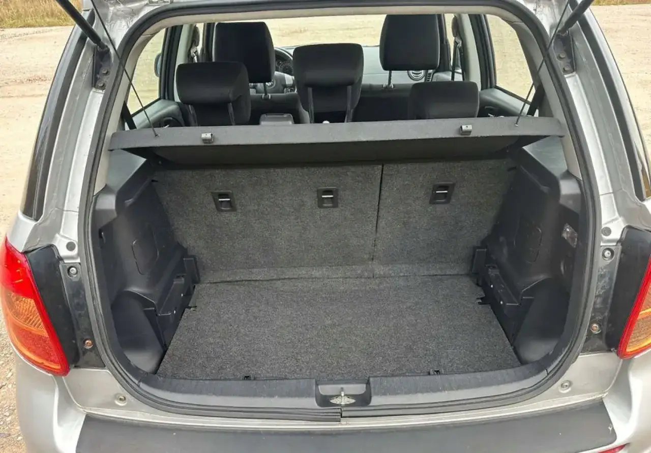 Pusta przestrzeń bagażowa Suzuki SX4 1.6 benzyna. Gotowa na pakowanie na wakacje lub zakupy.